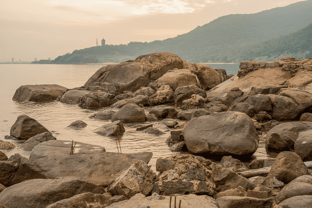 The Black Rock Beach is situated in Lien Chieu District, about 15km northwest of Da Nang, just before the ascent of Hai Van Pass (Source: Internet)